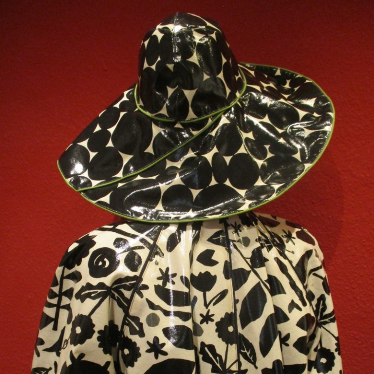 Regenbekleidung - Regenmantel und Regenhut (hinten) - schwarz weiß