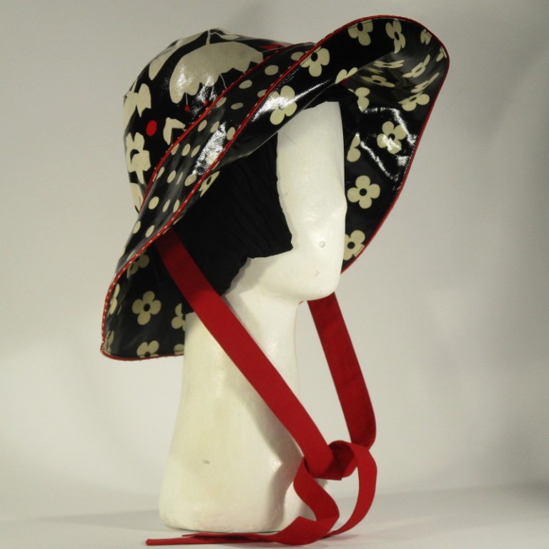 Kopfbedeckung - Regenhut - Blumen schwarz weiß