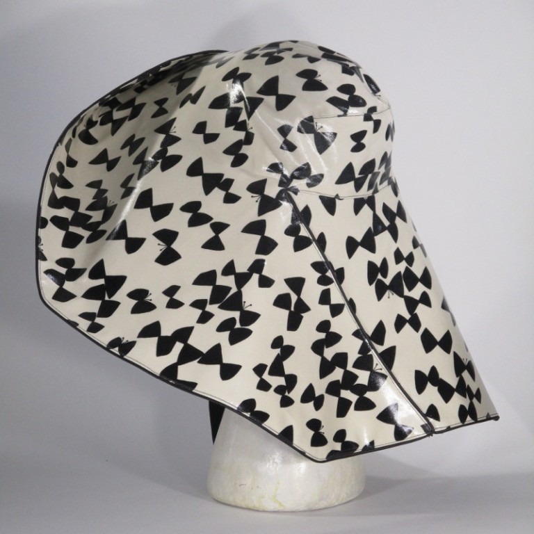 Kopfbedeckung - Regenhut Großform - Schmetterling schwarz weiß